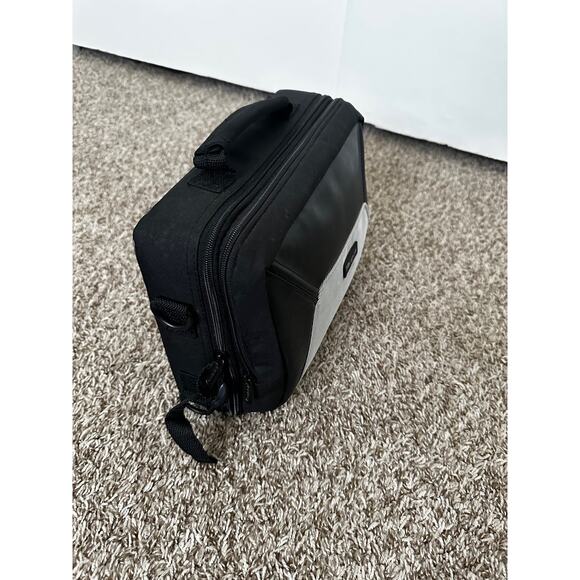 Audiovox Portable dvd player 6x8 inches black and carrying case - Picture 9 of 12